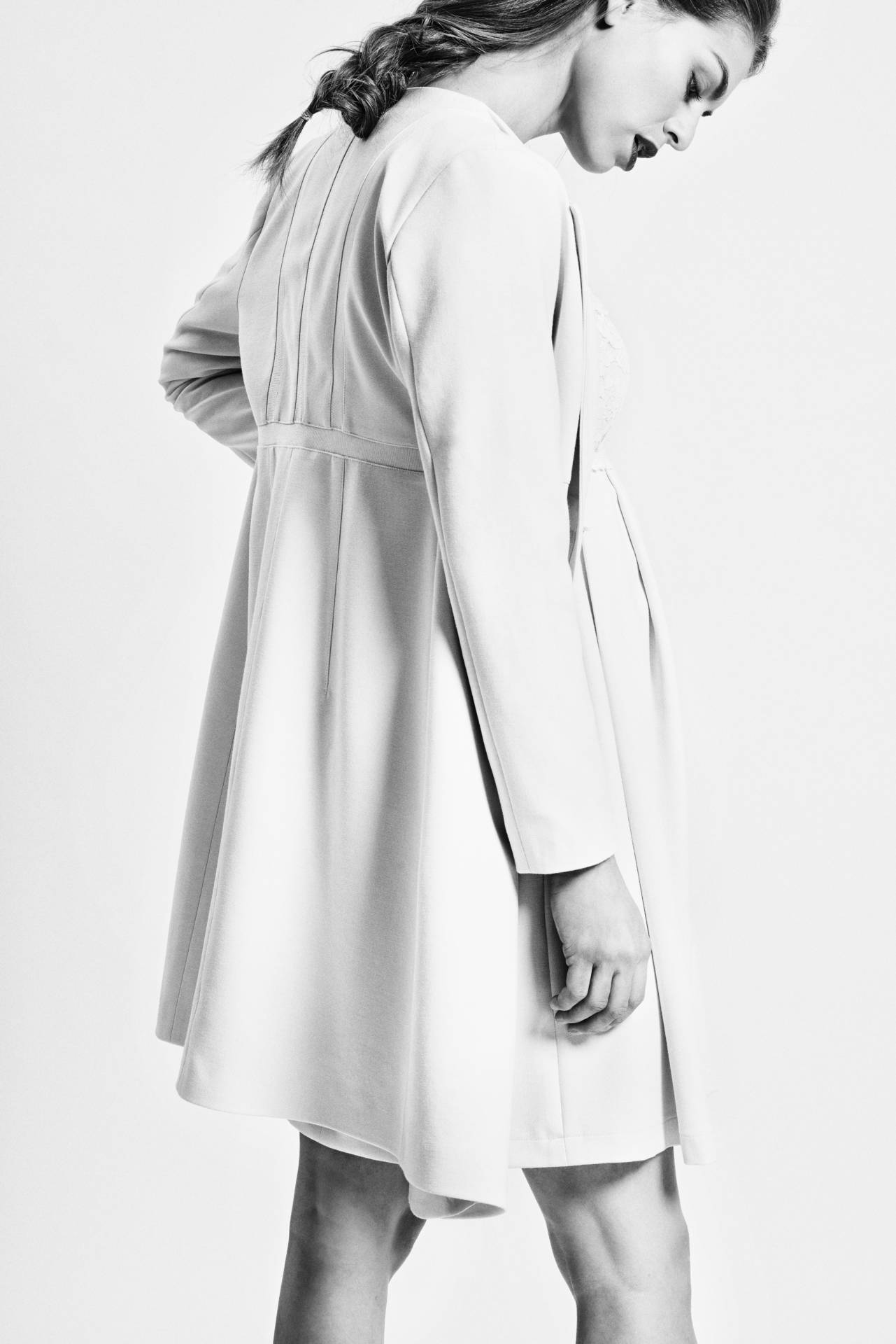 S&C_TARA II_COAT_CREPE_MIX_CREAM_SHIRINA BF_DRESS_LACE+CREPE MIX_CLOSE_UP_SIDE_BW